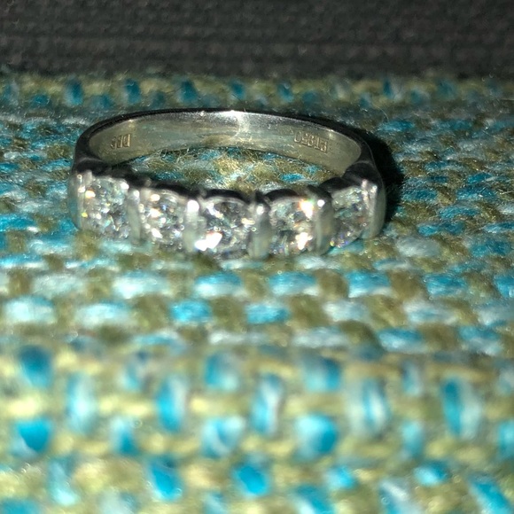 Natural diamond 5 stone 0.75 total carat weight platinum ring - Picture 14 of 15